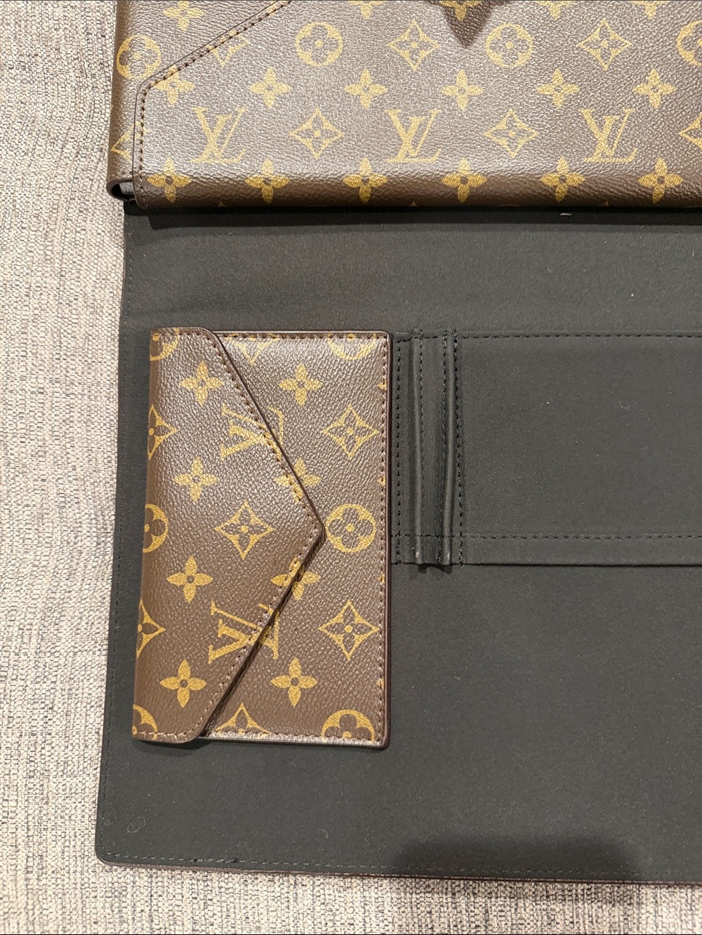 Louis Vuitton - Picture 5 of 5